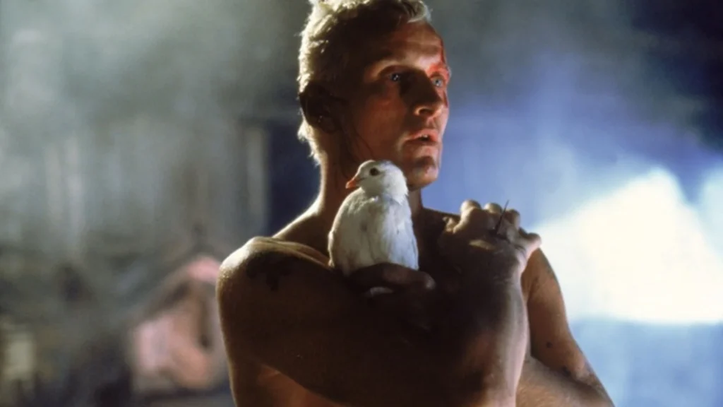 Fotograma de Blade Runner donde se ve a Roy Batty interpretado por Rutger Hauer sosteniendo una paloma.